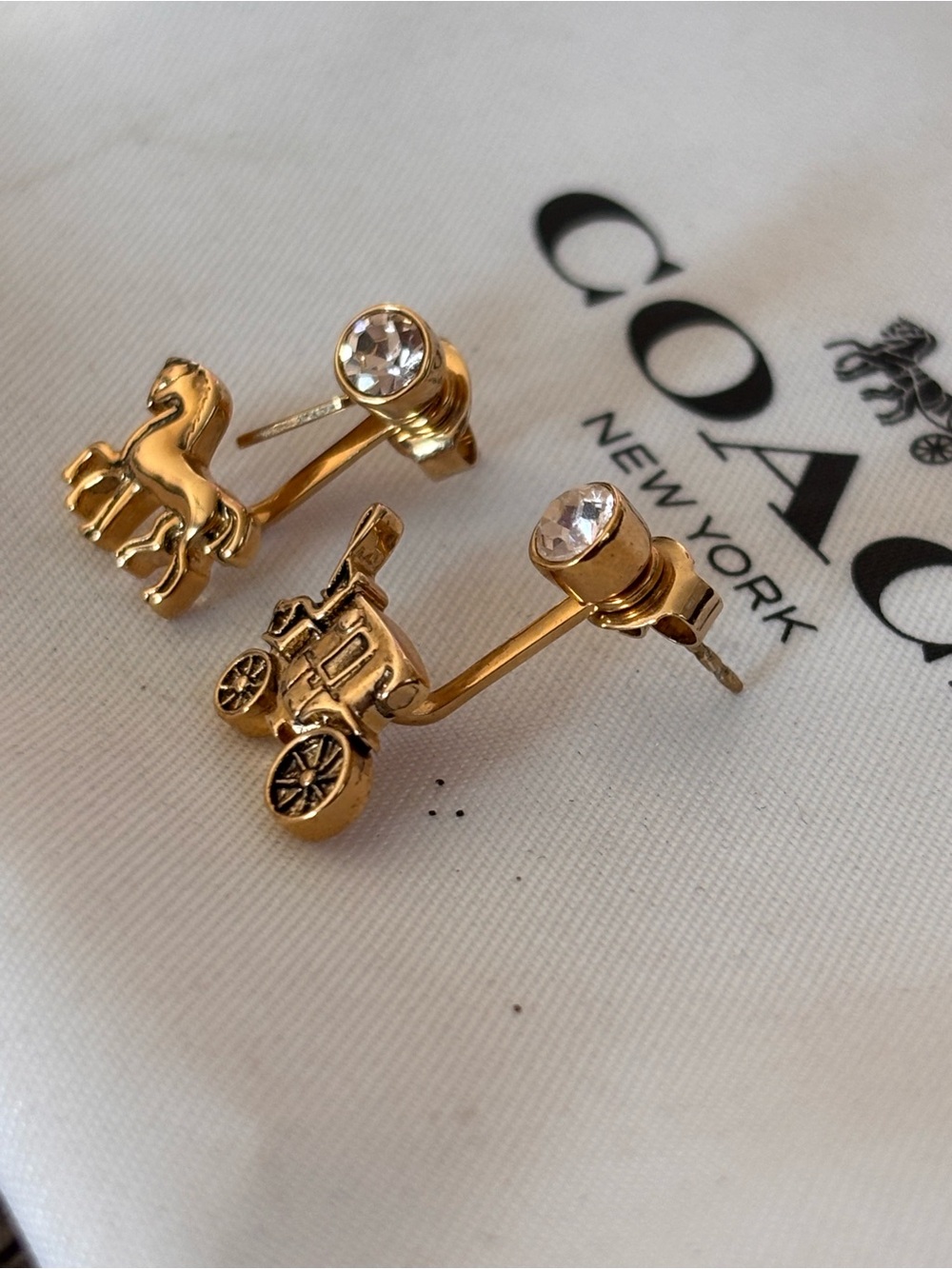 ✨ NWOT Authentic Coach Gold Horse & Carriage Convertible Ear Jacket Earrings Set - Picture 4 of 8